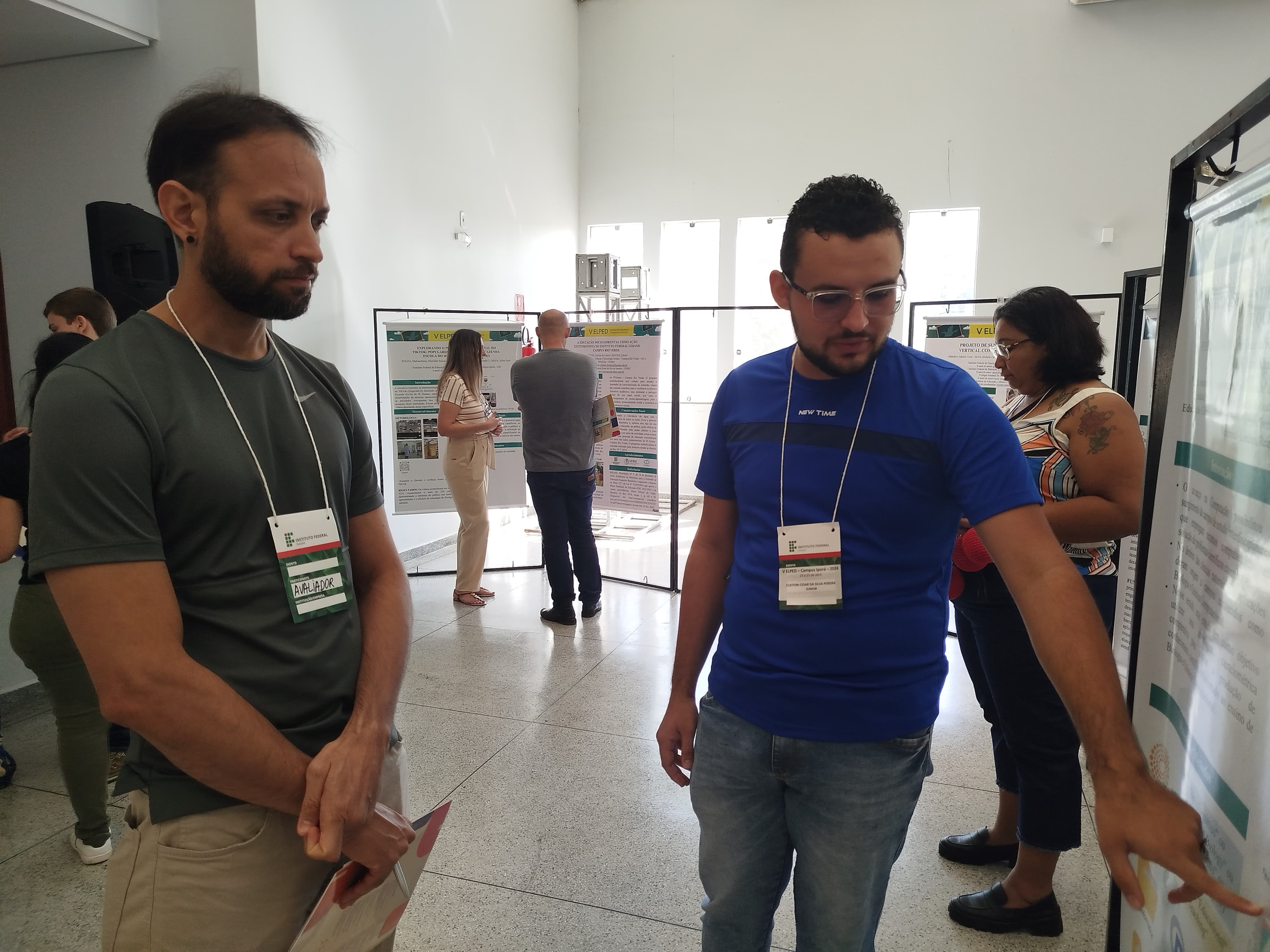 Estudante da UEG de Iporá Cleiton Cesar Pereira Junior ( à direita) apresentou pôster sobre produções na área de Biologia e Química Computacional
