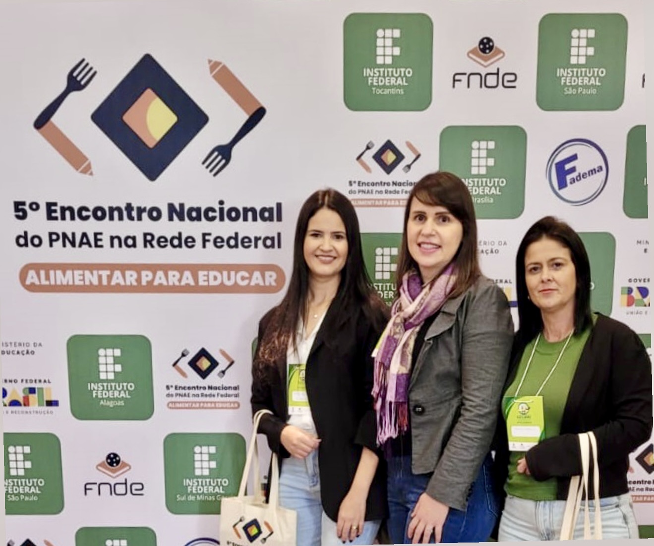 Participam do evento, da esquerda para a direita, as nutricionistas da Conutri IF Goiano Thays Silva (Urutaí); Daniela Custódio (Reitoria) e Paula Medeiros (Morrinhos). 